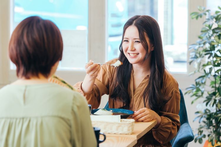 女性がカレーを食べている画像