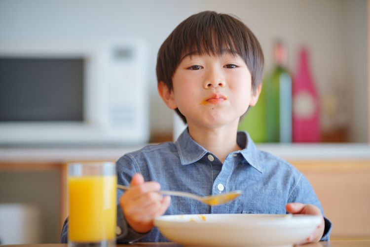 食事をしている男の子